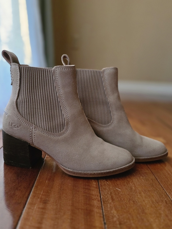 UGG Shoes - UGG Faye Suede Chelsea Chunky Heeled Booties - Tan - Women's Size 7 Stunning